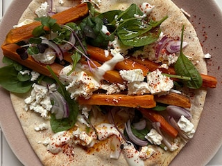 Durum aux frites de légumes grillées, feta, épinards et sauce yaourt