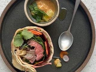 Durum met rundvlees en rauwkost, pikante saus