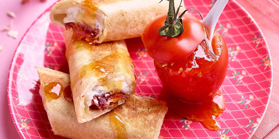 Wraps au fromage de chèvre, jambon fumé et confiture de tomates