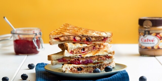 Calvé Peanutbutter -Jelly toast avec banane et de la confiture