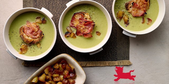 Winterse soep met gekarameliseerde appels en gegratineerde croutons met ham