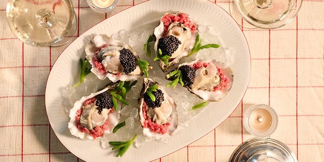 Huîtres au tartare de bœuf et aux perles de hareng