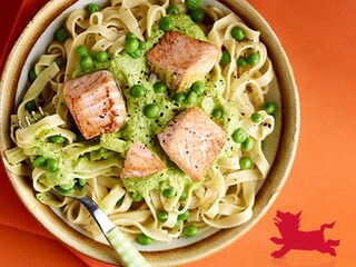 Tagliatelle met erwtjes en gegrilde zalm