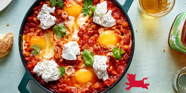 Shakshuka met kikkererwten en verse geitenkaas