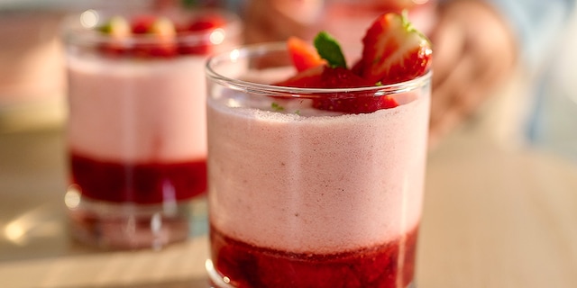 Aardbeienmousse met aardbeien en vanilleconfituur
