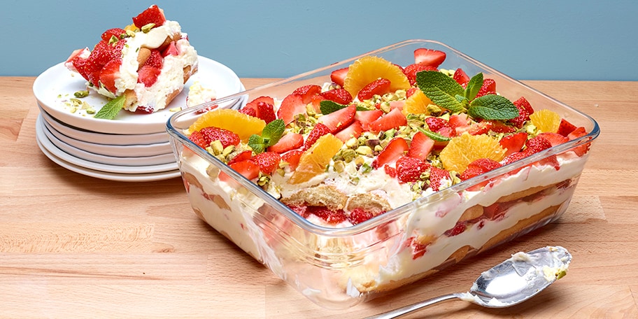 Tiramisu met aardbeien, pistachenoten en sinaasappel