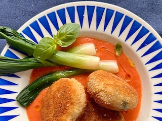 Arancini met mozzarella en tomatencoulis