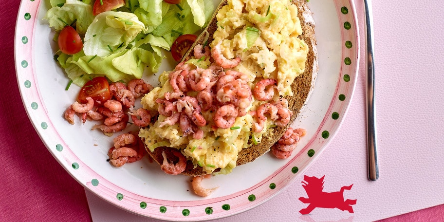 Œufs brouillés aux crevettes grises et aux poireaux