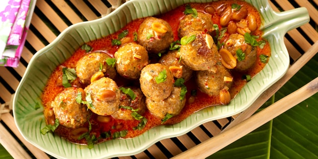 Balletjes van varkensgehakt in saus met pindanoten