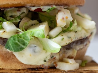 Burgers de cerf au fromage à raclette et salade de choux de Bruxelles
