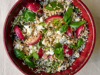 Salade met wilde rijst, feta, gebakken nectarines en rice pops