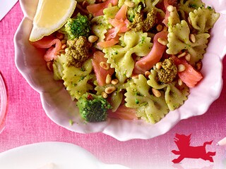 Farfalle met pesto, broccoli en gerookte zalm