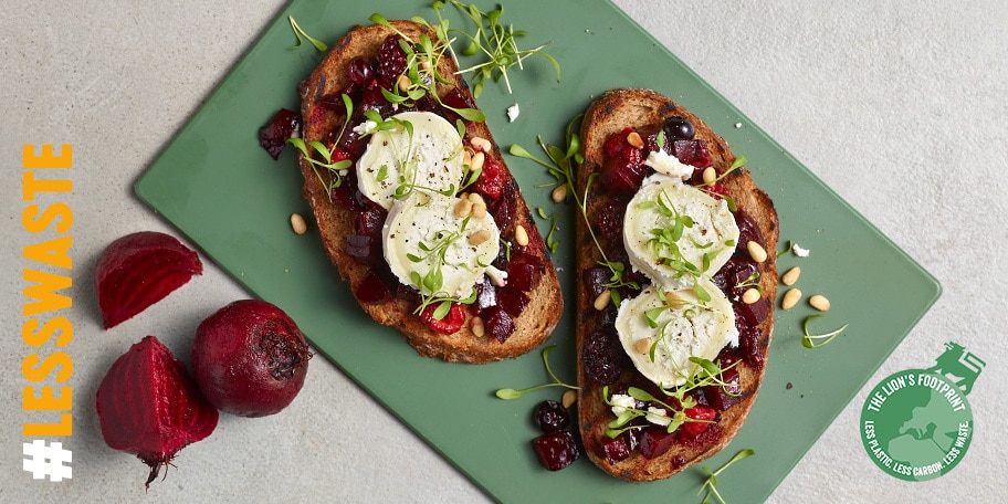 Toasts met geitenkaas en gebakken rode bieten met bosvruchten