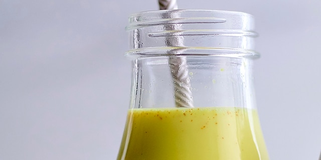Warme melk met rozemarijn, honing en kurkuma