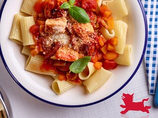 Rigatoni met kip, spekreepjes en tomatensaus met groenten