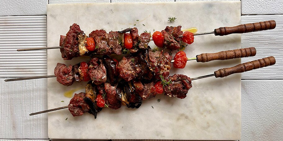 Rundsbrochettes met aubergines