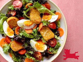 Salade végétarienne aux nuggets, sauce au yaourt