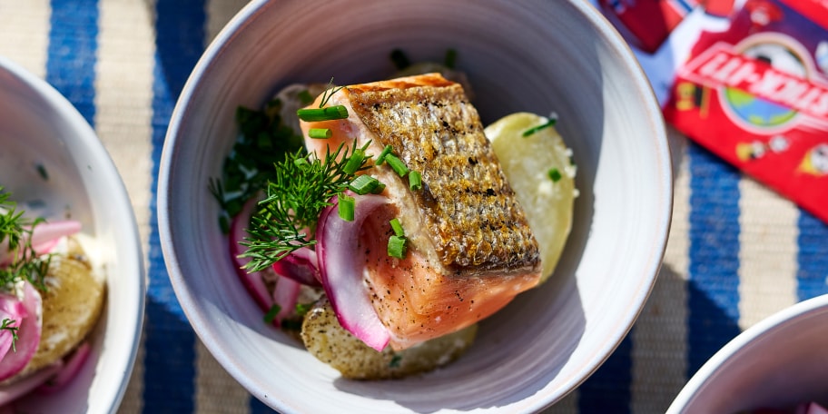 Gegrilde zalm, krieltjessalade en uienpickles