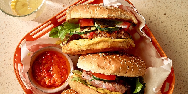 Ibericoburgers met wortelhummus en pikante salsa