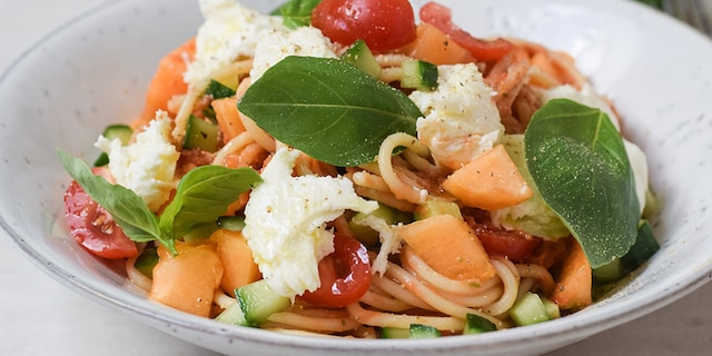 Pastasalade met gazpacho van meloen en kerstomaat