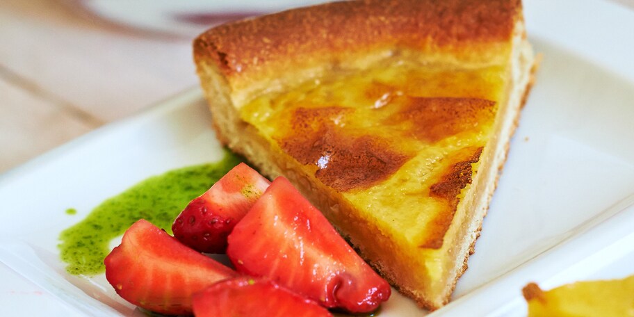 Tarte au sucre tiède, fraises juste poêlées au poivre de sichuan, huile de basilic