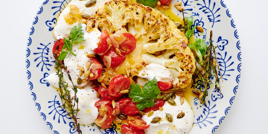 Bloemkoolsteaks met tomaten en skyrsaus