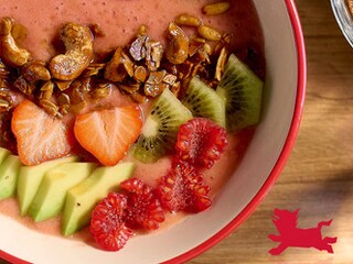 Smoothie bowl met verse vruchten en notengranola