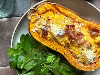 Gevulde butternuts met risoni en gerookt spek