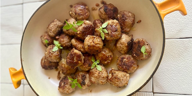 Rundsgehaktballetjes met pijnboompitten, gedroogde tomaten en parmigiano