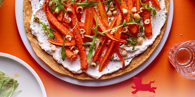 Fijne taart met gekaramelliseerde wortelen, hazelnoten en ricotta