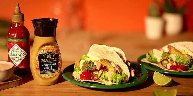 Tacos aux avocats croustillants, pickles et sauce sriracha