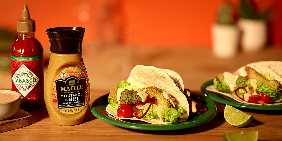 Tacos aux avocats croustillants, pickles et sauce sriracha