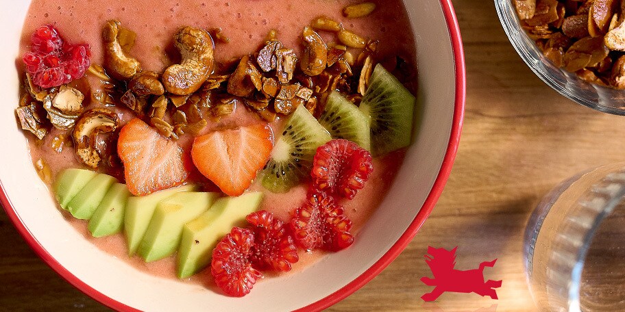 Smoothie bowl aux fruits frais et granola de noix