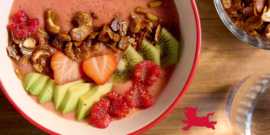 Smoothie bowl aux fruits frais et granola de noix