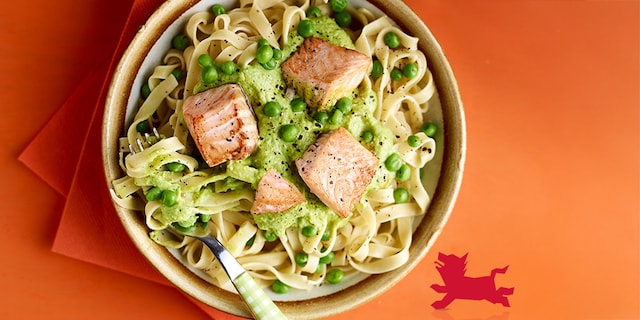 Tagliatelle met erwtjes en gegrilde zalm