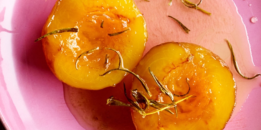 Nectarines met karamel, olijfolie en rozemarijn