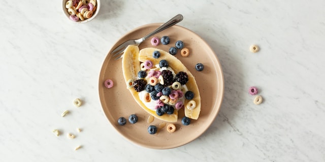 Gezonde bananensplit met Color Loops en bosbessen