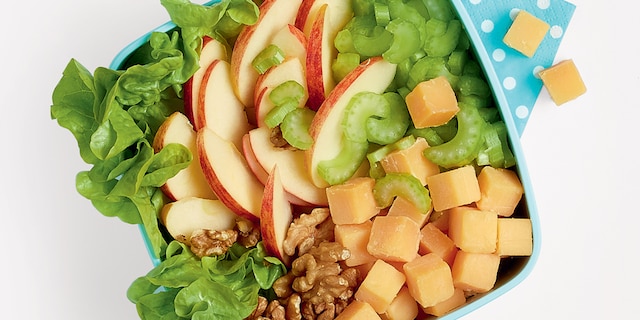 Knapperige salade met kaasblokjes, selder, appelen en walnoten
