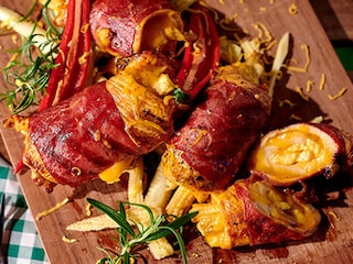 Kiprolletjes met cheddar, pastrami en minimais