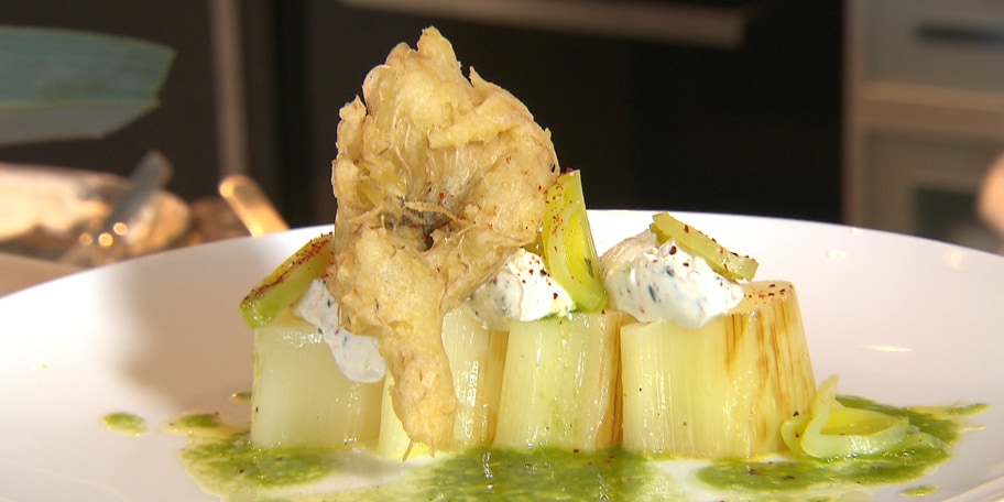 Geroosterde prei met tijm, groene vinaigrette met cherrytomaatjes, tempura wortels, Philadelphia met Espelette pepers en citroen