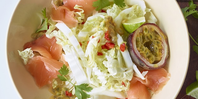 Salade de chou chinois, saumon et fruits de la passion