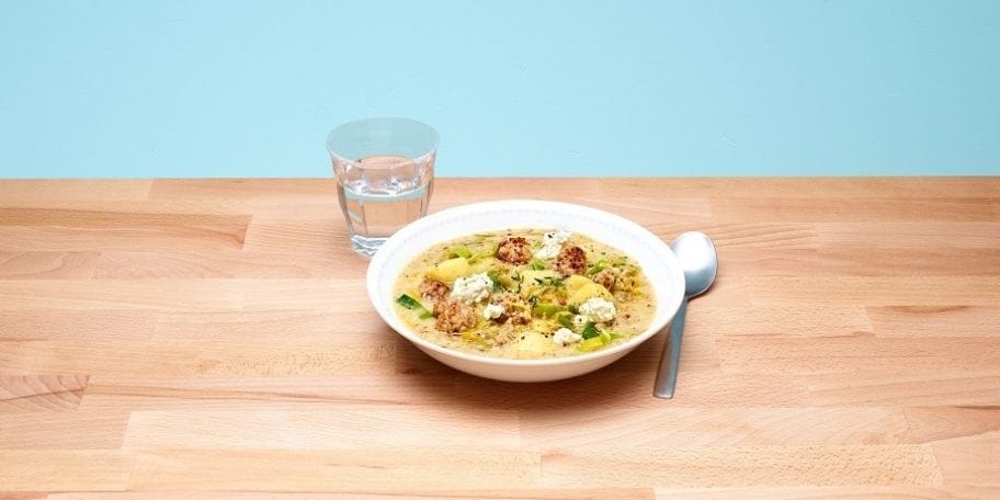 Soupe-repas aux poireaux, viande hachée et fromage frais