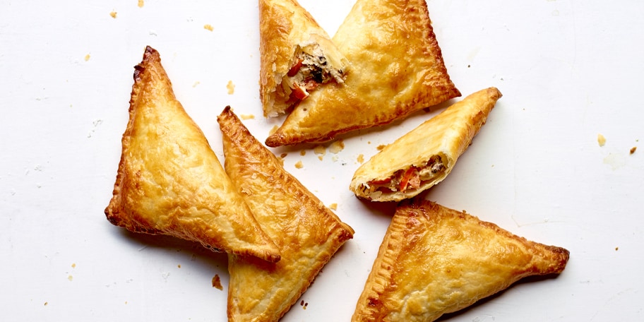 Bladerdeeggebakjes met champignons en geitenkaas