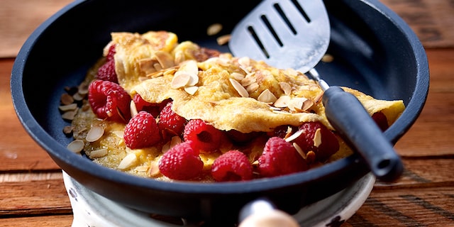 Omelet met frambozen, amandelen en mascarpone