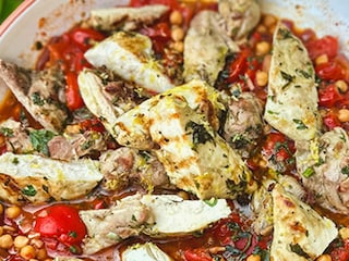 Barbecuekip, kruidige kikkererwten met tomaat en paprika