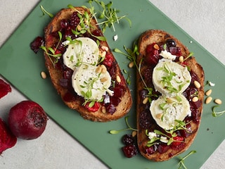 Toasts met geitenkaas en gebakken rode bieten met bosvruchten