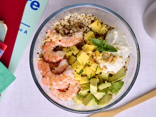 Pokébowl met quinoa en roze garnalen