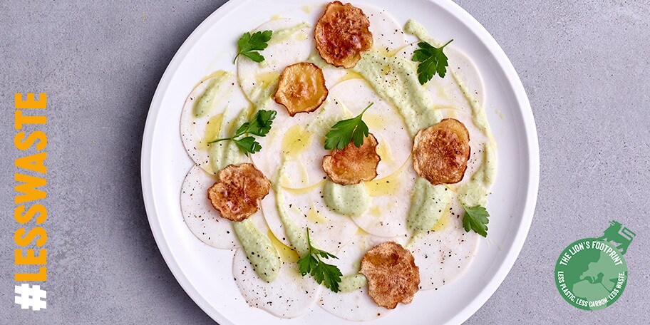 Carpaccio de navets, sauce aux fanes de navets et chips de navets