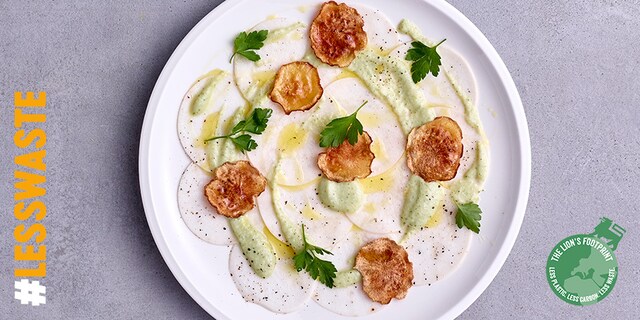 Carpaccio de navets, sauce aux fanes de navets et chips de navets