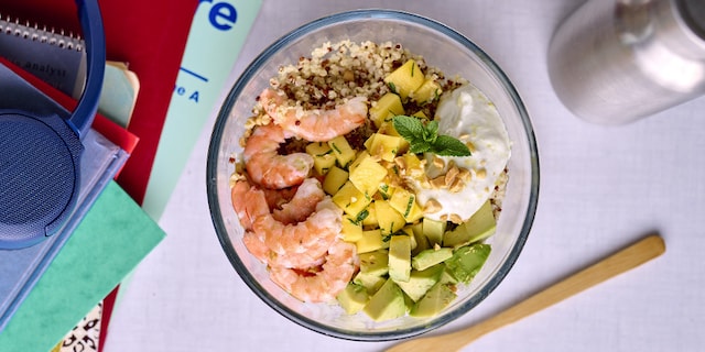 Pokébowl met quinoa en roze garnalen